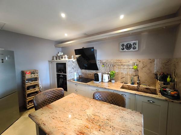 Maison 4 faces avec piscine et garage à vendre à Palaja, quartier calme