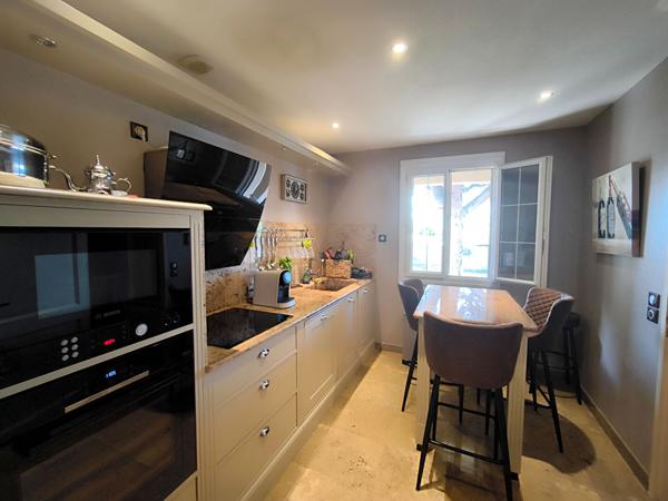 Maison 4 faces avec piscine et garage à vendre à Palaja, quartier calme