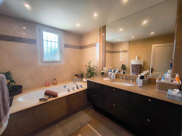 Maison 4 faces avec piscine et garage à vendre à Palaja, quartier calme