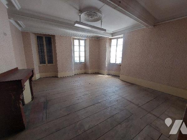 Au cœur de SAINT GAUDENS, immeuble 450 m² avec beaucoup de potentiel. A rénover.
