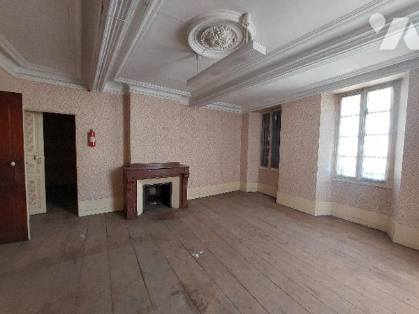 Au cœur de SAINT GAUDENS, immeuble 450 m² avec beaucoup de potentiel. A rénover.