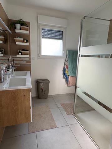 MAISON DE PLAIN PIED AU BORD DU LAC