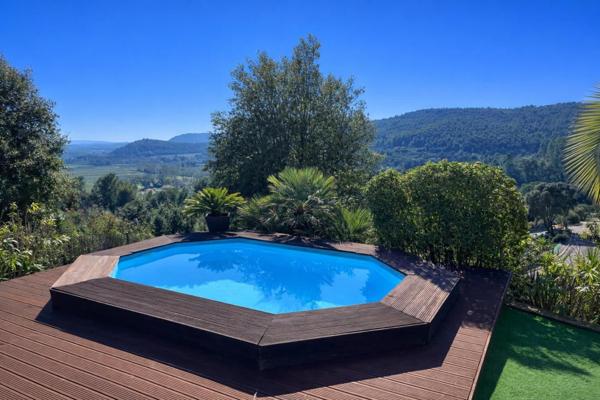 Maison avec vue panoramique, piscine et garage