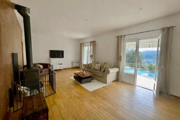 Maison avec vue panoramique, piscine et garage