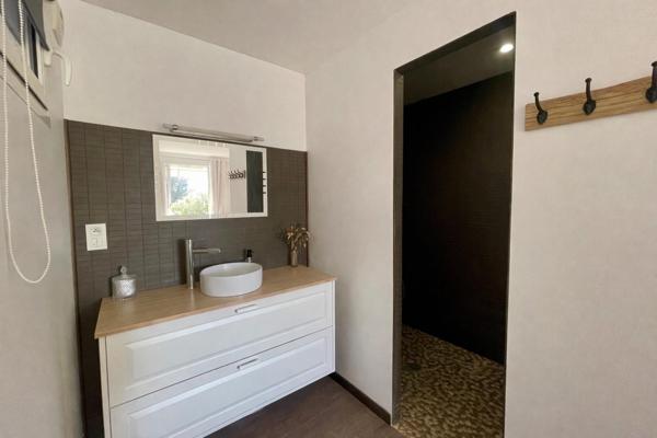 Maison avec vue panoramique, piscine et garage