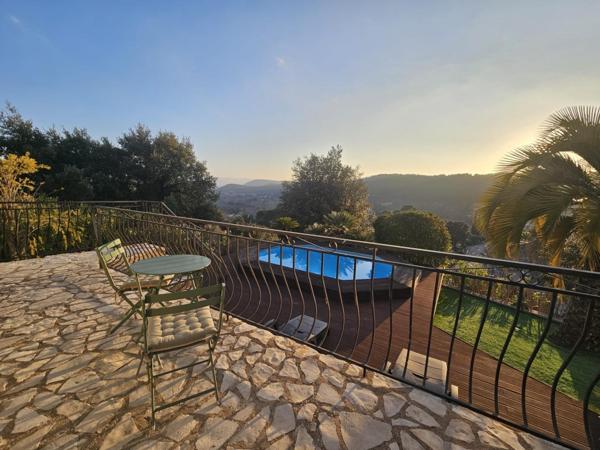 Maison avec vue panoramique, piscine et garage
