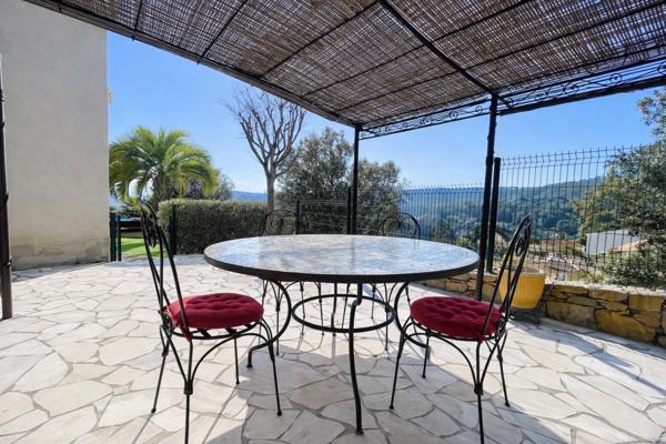 Maison avec vue panoramique, piscine et garage