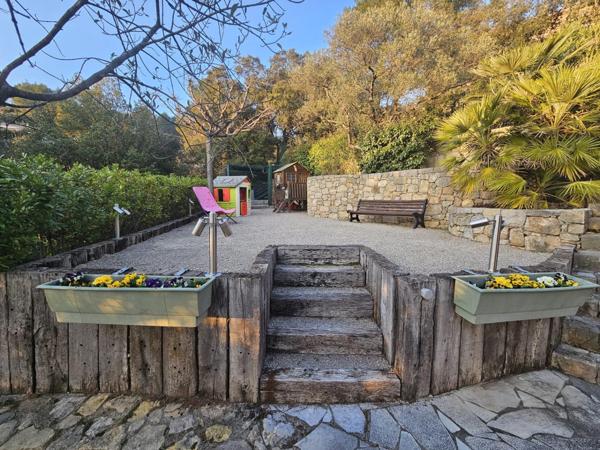 Maison avec vue panoramique, piscine et garage