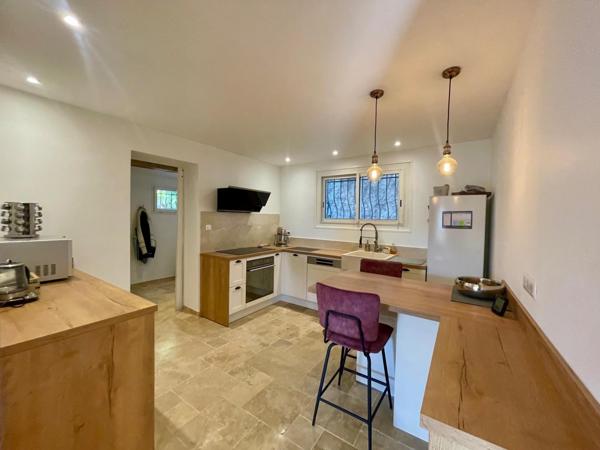 Maison avec vue panoramique, piscine et garage