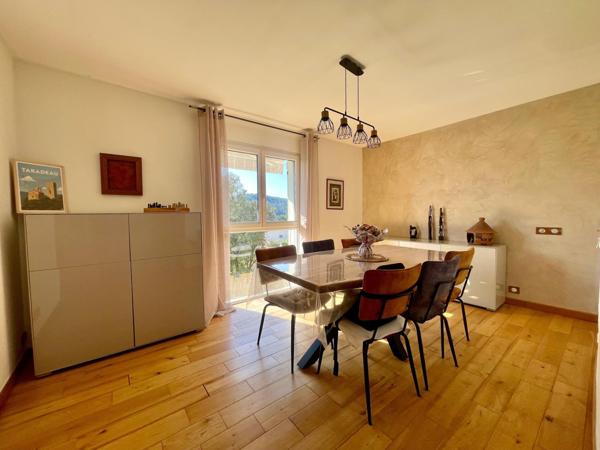 Maison avec vue panoramique, piscine et garage