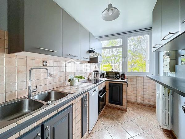 Appartement 3 chambres balcon parking bon état DPE D