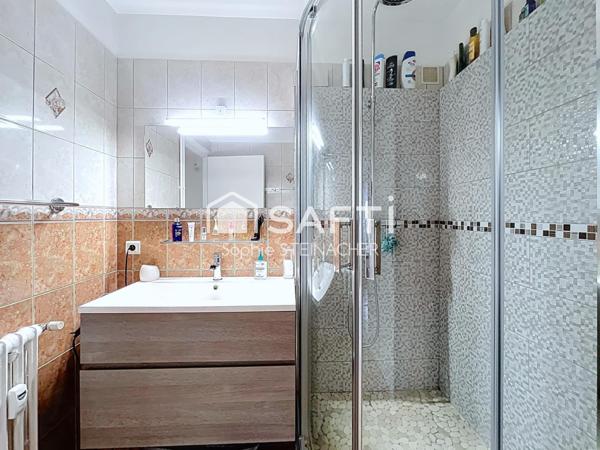 Appartement 3 chambres balcon parking bon état DPE D