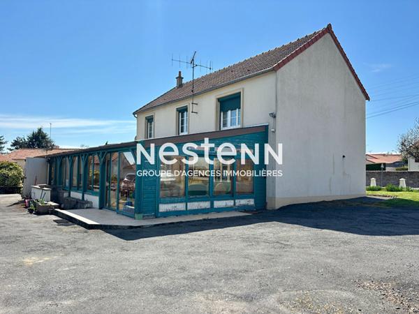 A vendre - Spacieuse maison familiale de 7 chambres en plein centre de Vihiers - D5901