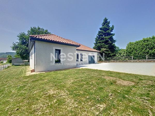 Maison neuve de plain pied à vendre Vayrac : DPE A, conso 50 € par mois, 3 chambres, sous décennale, garage électrique, panneaux solaires, pompe à chaleur, climatisation, matériaux haut de gamme.