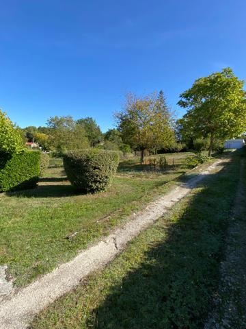 Mouthiers sur Boëme. Terrain avec CU de 1650 m²