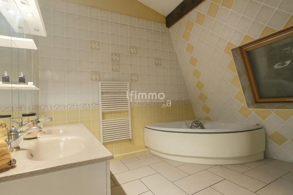 Immeuble mixte - 2 appartements, 1 local avec bureaux