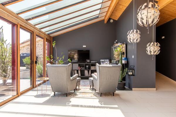 Vaste Propriété de Charme avec Piscine et Installations Équestres