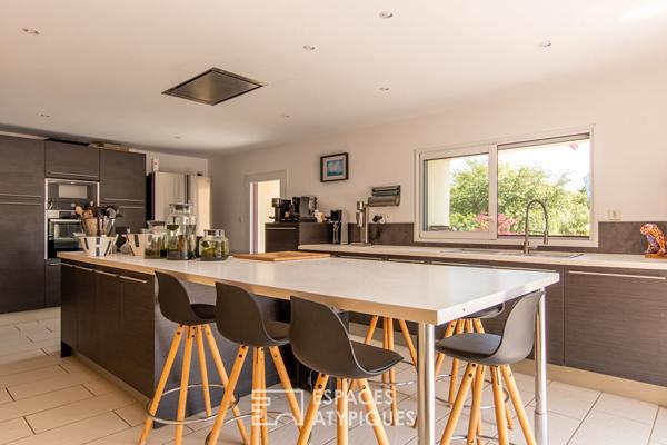 Vaste Propriété de Charme avec Piscine et Installations Équestres