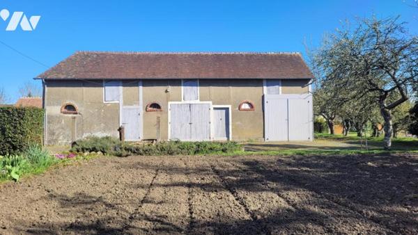 Sur VILLENEUVE NE PERSEIGNE, maison en pierres avec dépendance