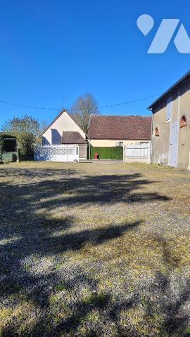 Sur VILLENEUVE NE PERSEIGNE, maison en pierres avec dépendance