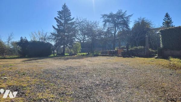 Sur VILLENEUVE NE PERSEIGNE, maison en pierres avec dépendance