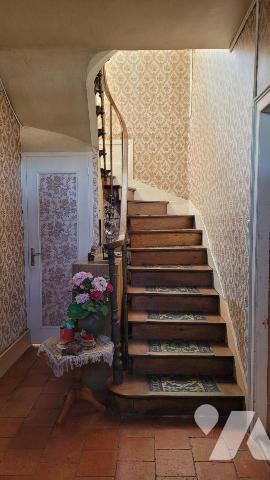 Sur VILLENEUVE NE PERSEIGNE, maison en pierres avec dépendance