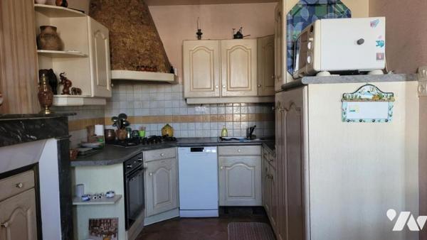 Sur VILLENEUVE NE PERSEIGNE, maison en pierres avec dépendance