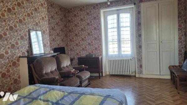 Sur VILLENEUVE NE PERSEIGNE, maison en pierres avec dépendance