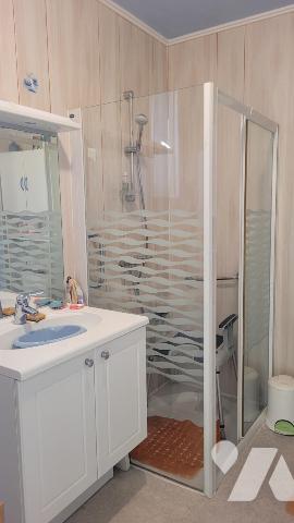 Sur VILLENEUVE NE PERSEIGNE, maison en pierres avec dépendance