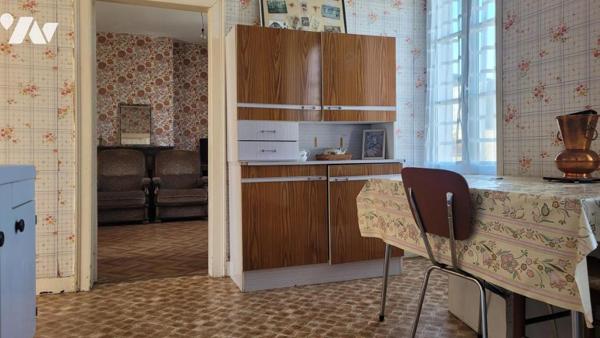 Sur VILLENEUVE NE PERSEIGNE, maison en pierres avec dépendance