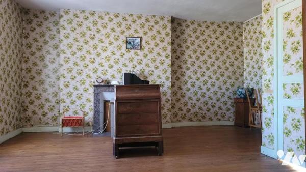 Sur VILLENEUVE NE PERSEIGNE, maison en pierres avec dépendance