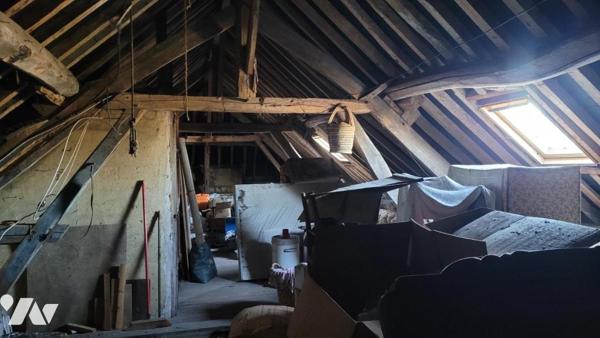 Sur VILLENEUVE NE PERSEIGNE, maison en pierres avec dépendance