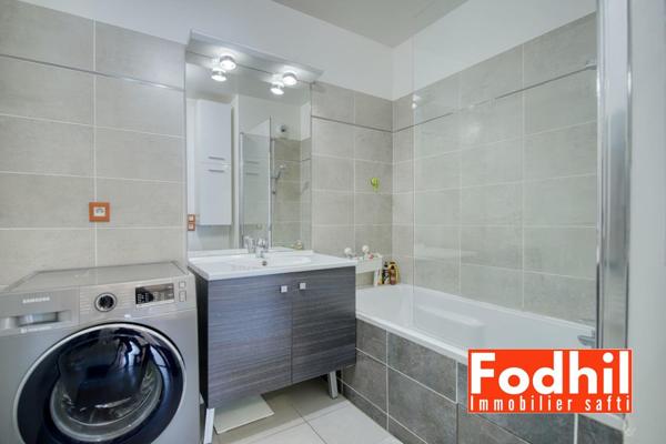 Appartement 3 pièces de 64m²- au 1er étage sans vis à vis- Balcon et Parking.