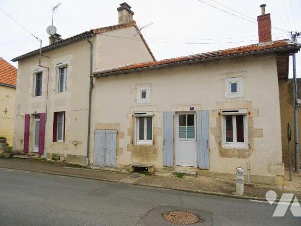 Ensemble immobilier comprenant 2 logements chacun d'environ 66 m². Le premier, loué pour 430 eu...