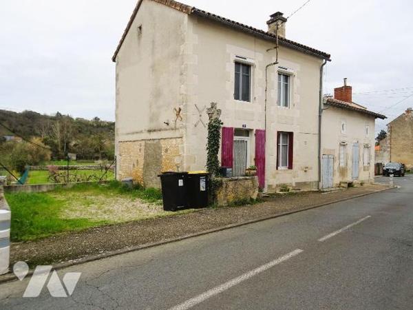 Ensemble immobilier comprenant 2 logements chacun d'environ 66 m². Le premier, loué pour 430 eu...