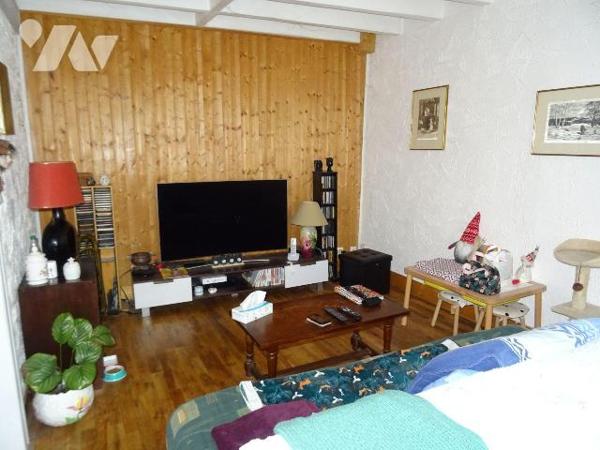 Ensemble immobilier comprenant 2 logements chacun d'environ 66 m². Le premier, loué pour 430 eu...