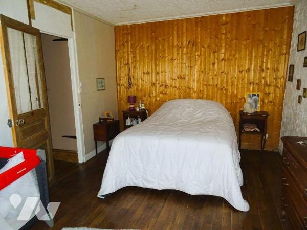 Ensemble immobilier comprenant 2 logements chacun d'environ 66 m². Le premier, loué pour 430 eu...