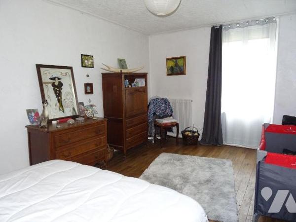 Ensemble immobilier comprenant 2 logements chacun d'environ 66 m². Le premier, loué pour 430 eu...