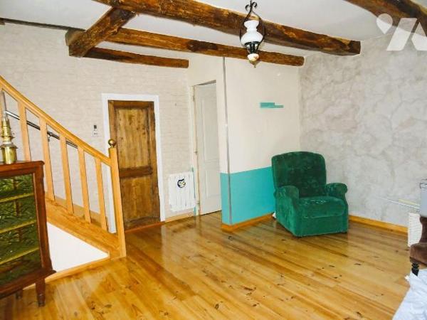 Ensemble immobilier comprenant 2 logements chacun d'environ 66 m². Le premier, loué pour 430 eu...