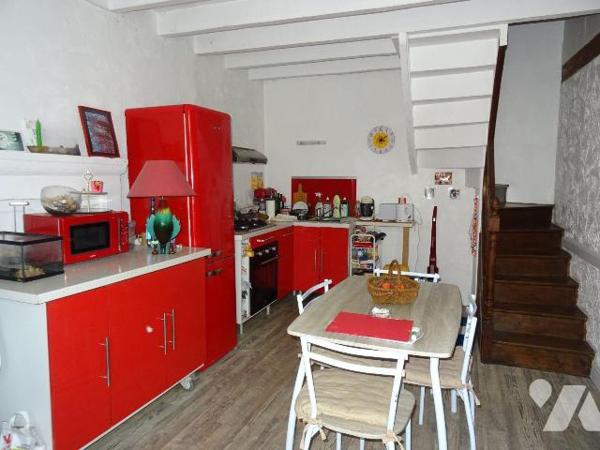 Ensemble immobilier comprenant 2 logements chacun d'environ 66 m². Le premier, loué pour 430 eu...