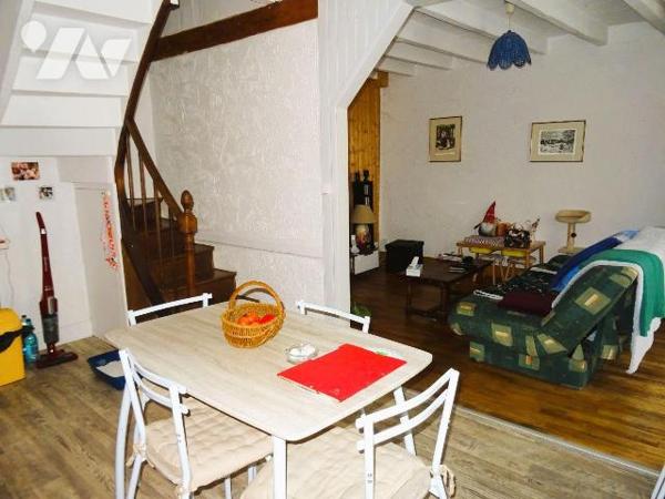 Ensemble immobilier comprenant 2 logements chacun d'environ 66 m². Le premier, loué pour 430 eu...