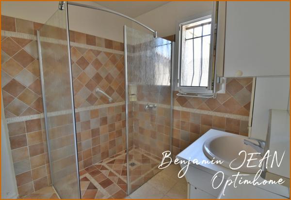 Maison de plain-pied 166m² avec piscine sur 1200m² à Sérignan – Gros potentiel !