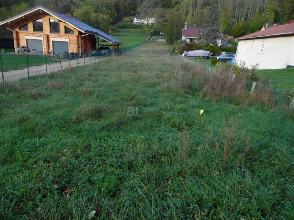 Terrain constructible de 1207 m² à Poncin