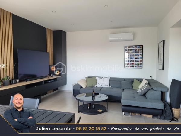 Magnifique villa moderne de 138m², 2 garages, sur terrain de 320m² dans un quartier récent bordant Valras-plage et situé à 800m de la mer.

Cette maison en étage propose de beaux volumes répartis en 2 appartements.
Au rez-de-chaussée une belle pièce de vie de 40m² avec cuisine ouverte et entièrement équipée, très lumineuse avec ses deux baies vitrées de 3m. Deux chambres de 11m² chacune, dont une avec un accès terrasse. Une belle salle d'eau avec double vasque et douche italienne (90x120) ainsi qu'un WC séparé et un cellier complètent ce niveau utilisé aujourd'hui en location saisonnière.

À l'étage, le deuxième appartement de 63m² propose une belle pièce de vie avec cuisine ouverte équipée pour une surface 41m². Les matériaux choisis sont chics et modernes. Vous profiterez d'une suite avec SDE privative (douche italienne 90x120 et vasque). Vous disposerez en plus d'une deuxième salle d'eau avec vasque, douche italienne (90x110) et WC suspendu. La suite possède un accès sur une terrasse de 20m² environ. Le salon quant à lui possède une terrasse de 12m². Sur cette terrasse, vous apercevrez un nouvel escalier qui vous mènera au super bonus de cette maison : un roof top de 50m² avec jacuzzi et vue panoramique à 360° sur la mer et la montagne !!!! Une vue aussi exceptionnelle qu'inattendue, de quoi provoquer le coup de cœur.

Les extérieurs sont très soignés et offrent de belles prestations avec une piscine au sel type Bali et son local très discret, une magnifique terrasse en partie couverte intimiste et sans vis-à-vis, des plantations méditerranéennes, gravier, gazon synthétique et un terrain de pétanque pour profiter des 300 jours de soleil du sud en famille ou entre amis.

Cette maison dispose également de deux garages. Le premier de 16m² est non communiquant avec la maison. Il est équipé d'une porte de service pour accéder au jardin, d'une porte sectionnelle motorisée et d'une borne de recharge pour voiture électrique. Le deuxième garage d'un peu plus de 18m² est isolé et offre, lui, des possibilités d'aménagement. Il communique avec la pièce de vie, dispose d'une fenêtre et toutes les arrivées et évacuation d'eau sont déjà prévues, laissant la possibilité de le transformer en suite parentale aisément et ainsi avoir une 3ème chambre au rez-de-chaussée. 

Bien qu'indépendant, les deux niveaux peuvent être réunis sans travaux pour une belle demeure familiale. Le propriétaire a pensé la maison pour faciliter la circulation et son évolution. À l'étage, il sera très facile de créer une chambre supplémentaire et un espace bureau/cocooning sans grande difficulté offrant ainsi un potentiel de 5 chambres et 4 salles d'eau dans la maison.

Cette maison offre également des prestations soignées avec des matériaux de qualité, du carrelage grande taille dans toute la maison, escalier béton carrelé, gardes corps intérieur et extérieur en verres, des menuiseries en alu avec des volets roulants électriques équipés d'un système domotique Delta Dore. Un système de climatisation réversible multi-splits est présent, chauffe-eau thermodynamique.

Maison construite en 2023, labellisée RE2020 et donc très économe en énergie. Elle dispose aussi de trois places de stationnement extérieur.

Idéale pour maison familiale, projet multigénérationnel ou locatif saisonnier.