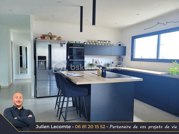 Magnifique villa moderne de 138m², 2 garages, sur terrain de 320m² dans un quartier récent bordant Valras-plage et situé à 800m de la mer.

Cette maison en étage propose de beaux volumes répartis en 2 appartements.
Au rez-de-chaussée une belle pièce de vie de 40m² avec cuisine ouverte et entièrement équipée, très lumineuse avec ses deux baies vitrées de 3m. Deux chambres de 11m² chacune, dont une avec un accès terrasse. Une belle salle d'eau avec double vasque et douche italienne (90x120) ainsi qu'un WC séparé et un cellier complètent ce niveau utilisé aujourd'hui en location saisonnière.

À l'étage, le deuxième appartement de 63m² propose une belle pièce de vie avec cuisine ouverte équipée pour une surface 41m². Les matériaux choisis sont chics et modernes. Vous profiterez d'une suite avec SDE privative (douche italienne 90x120 et vasque). Vous disposerez en plus d'une deuxième salle d'eau avec vasque, douche italienne (90x110) et WC suspendu. La suite possède un accès sur une terrasse de 20m² environ. Le salon quant à lui possède une terrasse de 12m². Sur cette terrasse, vous apercevrez un nouvel escalier qui vous mènera au super bonus de cette maison : un roof top de 50m² avec jacuzzi et vue panoramique à 360° sur la mer et la montagne !!!! Une vue aussi exceptionnelle qu'inattendue, de quoi provoquer le coup de cœur.

Les extérieurs sont très soignés et offrent de belles prestations avec une piscine au sel type Bali et son local très discret, une magnifique terrasse en partie couverte intimiste et sans vis-à-vis, des plantations méditerranéennes, gravier, gazon synthétique et un terrain de pétanque pour profiter des 300 jours de soleil du sud en famille ou entre amis.

Cette maison dispose également de deux garages. Le premier de 16m² est non communiquant avec la maison. Il est équipé d'une porte de service pour accéder au jardin, d'une porte sectionnelle motorisée et d'une borne de recharge pour voiture électrique. Le deuxième garage d'un peu plus de 18m² est isolé et offre, lui, des possibilités d'aménagement. Il communique avec la pièce de vie, dispose d'une fenêtre et toutes les arrivées et évacuation d'eau sont déjà prévues, laissant la possibilité de le transformer en suite parentale aisément et ainsi avoir une 3ème chambre au rez-de-chaussée. 

Bien qu'indépendant, les deux niveaux peuvent être réunis sans travaux pour une belle demeure familiale. Le propriétaire a pensé la maison pour faciliter la circulation et son évolution. À l'étage, il sera très facile de créer une chambre supplémentaire et un espace bureau/cocooning sans grande difficulté offrant ainsi un potentiel de 5 chambres et 4 salles d'eau dans la maison.

Cette maison offre également des prestations soignées avec des matériaux de qualité, du carrelage grande taille dans toute la maison, escalier béton carrelé, gardes corps intérieur et extérieur en verres, des menuiseries en alu avec des volets roulants électriques équipés d'un système domotique Delta Dore. Un système de climatisation réversible multi-splits est présent, chauffe-eau thermodynamique.

Maison construite en 2023, labellisée RE2020 et donc très économe en énergie. Elle dispose aussi de trois places de stationnement extérieur.

Idéale pour maison familiale, projet multigénérationnel ou locatif saisonnier.