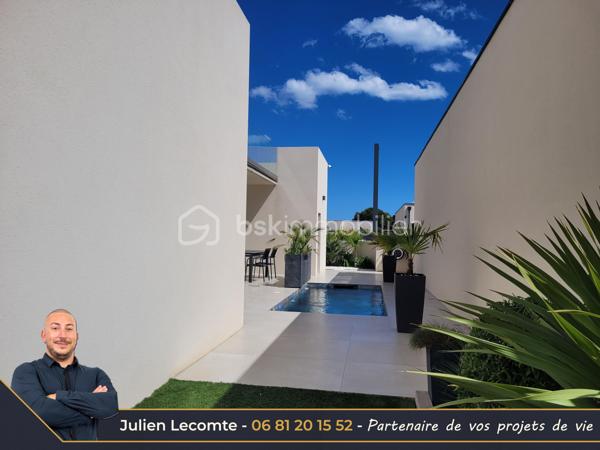 Magnifique villa moderne de 138m², 2 garages, sur terrain de 320m² dans un quartier récent bordant Valras-plage et situé à 800m de la mer.

Cette maison en étage propose de beaux volumes répartis en 2 appartements.
Au rez-de-chaussée une belle pièce de vie de 40m² avec cuisine ouverte et entièrement équipée, très lumineuse avec ses deux baies vitrées de 3m. Deux chambres de 11m² chacune, dont une avec un accès terrasse. Une belle salle d'eau avec double vasque et douche italienne (90x120) ainsi qu'un WC séparé et un cellier complètent ce niveau utilisé aujourd'hui en location saisonnière.

À l'étage, le deuxième appartement de 63m² propose une belle pièce de vie avec cuisine ouverte équipée pour une surface 41m². Les matériaux choisis sont chics et modernes. Vous profiterez d'une suite avec SDE privative (douche italienne 90x120 et vasque). Vous disposerez en plus d'une deuxième salle d'eau avec vasque, douche italienne (90x110) et WC suspendu. La suite possède un accès sur une terrasse de 20m² environ. Le salon quant à lui possède une terrasse de 12m². Sur cette terrasse, vous apercevrez un nouvel escalier qui vous mènera au super bonus de cette maison : un roof top de 50m² avec jacuzzi et vue panoramique à 360° sur la mer et la montagne !!!! Une vue aussi exceptionnelle qu'inattendue, de quoi provoquer le coup de cœur.

Les extérieurs sont très soignés et offrent de belles prestations avec une piscine au sel type Bali et son local très discret, une magnifique terrasse en partie couverte intimiste et sans vis-à-vis, des plantations méditerranéennes, gravier, gazon synthétique et un terrain de pétanque pour profiter des 300 jours de soleil du sud en famille ou entre amis.

Cette maison dispose également de deux garages. Le premier de 16m² est non communiquant avec la maison. Il est équipé d'une porte de service pour accéder au jardin, d'une porte sectionnelle motorisée et d'une borne de recharge pour voiture électrique. Le deuxième garage d'un peu plus de 18m² est isolé et offre, lui, des possibilités d'aménagement. Il communique avec la pièce de vie, dispose d'une fenêtre et toutes les arrivées et évacuation d'eau sont déjà prévues, laissant la possibilité de le transformer en suite parentale aisément et ainsi avoir une 3ème chambre au rez-de-chaussée. 

Bien qu'indépendant, les deux niveaux peuvent être réunis sans travaux pour une belle demeure familiale. Le propriétaire a pensé la maison pour faciliter la circulation et son évolution. À l'étage, il sera très facile de créer une chambre supplémentaire et un espace bureau/cocooning sans grande difficulté offrant ainsi un potentiel de 5 chambres et 4 salles d'eau dans la maison.

Cette maison offre également des prestations soignées avec des matériaux de qualité, du carrelage grande taille dans toute la maison, escalier béton carrelé, gardes corps intérieur et extérieur en verres, des menuiseries en alu avec des volets roulants électriques équipés d'un système domotique Delta Dore. Un système de climatisation réversible multi-splits est présent, chauffe-eau thermodynamique.

Maison construite en 2023, labellisée RE2020 et donc très économe en énergie. Elle dispose aussi de trois places de stationnement extérieur.

Idéale pour maison familiale, projet multigénérationnel ou locatif saisonnier.