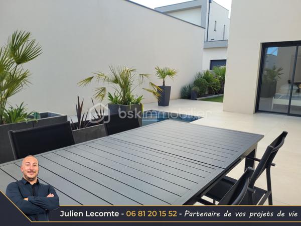 Magnifique villa moderne de 138m², 2 garages, sur terrain de 320m² dans un quartier récent bordant Valras-plage et situé à 800m de la mer.

Cette maison en étage propose de beaux volumes répartis en 2 appartements.
Au rez-de-chaussée une belle pièce de vie de 40m² avec cuisine ouverte et entièrement équipée, très lumineuse avec ses deux baies vitrées de 3m. Deux chambres de 11m² chacune, dont une avec un accès terrasse. Une belle salle d'eau avec double vasque et douche italienne (90x120) ainsi qu'un WC séparé et un cellier complètent ce niveau utilisé aujourd'hui en location saisonnière.

À l'étage, le deuxième appartement de 63m² propose une belle pièce de vie avec cuisine ouverte équipée pour une surface 41m². Les matériaux choisis sont chics et modernes. Vous profiterez d'une suite avec SDE privative (douche italienne 90x120 et vasque). Vous disposerez en plus d'une deuxième salle d'eau avec vasque, douche italienne (90x110) et WC suspendu. La suite possède un accès sur une terrasse de 20m² environ. Le salon quant à lui possède une terrasse de 12m². Sur cette terrasse, vous apercevrez un nouvel escalier qui vous mènera au super bonus de cette maison : un roof top de 50m² avec jacuzzi et vue panoramique à 360° sur la mer et la montagne !!!! Une vue aussi exceptionnelle qu'inattendue, de quoi provoquer le coup de cœur.

Les extérieurs sont très soignés et offrent de belles prestations avec une piscine au sel type Bali et son local très discret, une magnifique terrasse en partie couverte intimiste et sans vis-à-vis, des plantations méditerranéennes, gravier, gazon synthétique et un terrain de pétanque pour profiter des 300 jours de soleil du sud en famille ou entre amis.

Cette maison dispose également de deux garages. Le premier de 16m² est non communiquant avec la maison. Il est équipé d'une porte de service pour accéder au jardin, d'une porte sectionnelle motorisée et d'une borne de recharge pour voiture électrique. Le deuxième garage d'un peu plus de 18m² est isolé et offre, lui, des possibilités d'aménagement. Il communique avec la pièce de vie, dispose d'une fenêtre et toutes les arrivées et évacuation d'eau sont déjà prévues, laissant la possibilité de le transformer en suite parentale aisément et ainsi avoir une 3ème chambre au rez-de-chaussée. 

Bien qu'indépendant, les deux niveaux peuvent être réunis sans travaux pour une belle demeure familiale. Le propriétaire a pensé la maison pour faciliter la circulation et son évolution. À l'étage, il sera très facile de créer une chambre supplémentaire et un espace bureau/cocooning sans grande difficulté offrant ainsi un potentiel de 5 chambres et 4 salles d'eau dans la maison.

Cette maison offre également des prestations soignées avec des matériaux de qualité, du carrelage grande taille dans toute la maison, escalier béton carrelé, gardes corps intérieur et extérieur en verres, des menuiseries en alu avec des volets roulants électriques équipés d'un système domotique Delta Dore. Un système de climatisation réversible multi-splits est présent, chauffe-eau thermodynamique.

Maison construite en 2023, labellisée RE2020 et donc très économe en énergie. Elle dispose aussi de trois places de stationnement extérieur.

Idéale pour maison familiale, projet multigénérationnel ou locatif saisonnier.