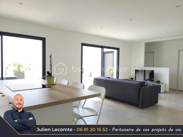 Magnifique villa moderne de 138m², 2 garages, sur terrain de 320m² dans un quartier récent bordant Valras-plage et situé à 800m de la mer.

Cette maison en étage propose de beaux volumes répartis en 2 appartements.
Au rez-de-chaussée une belle pièce de vie de 40m² avec cuisine ouverte et entièrement équipée, très lumineuse avec ses deux baies vitrées de 3m. Deux chambres de 11m² chacune, dont une avec un accès terrasse. Une belle salle d'eau avec double vasque et douche italienne (90x120) ainsi qu'un WC séparé et un cellier complètent ce niveau utilisé aujourd'hui en location saisonnière.

À l'étage, le deuxième appartement de 63m² propose une belle pièce de vie avec cuisine ouverte équipée pour une surface 41m². Les matériaux choisis sont chics et modernes. Vous profiterez d'une suite avec SDE privative (douche italienne 90x120 et vasque). Vous disposerez en plus d'une deuxième salle d'eau avec vasque, douche italienne (90x110) et WC suspendu. La suite possède un accès sur une terrasse de 20m² environ. Le salon quant à lui possède une terrasse de 12m². Sur cette terrasse, vous apercevrez un nouvel escalier qui vous mènera au super bonus de cette maison : un roof top de 50m² avec jacuzzi et vue panoramique à 360° sur la mer et la montagne !!!! Une vue aussi exceptionnelle qu'inattendue, de quoi provoquer le coup de cœur.

Les extérieurs sont très soignés et offrent de belles prestations avec une piscine au sel type Bali et son local très discret, une magnifique terrasse en partie couverte intimiste et sans vis-à-vis, des plantations méditerranéennes, gravier, gazon synthétique et un terrain de pétanque pour profiter des 300 jours de soleil du sud en famille ou entre amis.

Cette maison dispose également de deux garages. Le premier de 16m² est non communiquant avec la maison. Il est équipé d'une porte de service pour accéder au jardin, d'une porte sectionnelle motorisée et d'une borne de recharge pour voiture électrique. Le deuxième garage d'un peu plus de 18m² est isolé et offre, lui, des possibilités d'aménagement. Il communique avec la pièce de vie, dispose d'une fenêtre et toutes les arrivées et évacuation d'eau sont déjà prévues, laissant la possibilité de le transformer en suite parentale aisément et ainsi avoir une 3ème chambre au rez-de-chaussée. 

Bien qu'indépendant, les deux niveaux peuvent être réunis sans travaux pour une belle demeure familiale. Le propriétaire a pensé la maison pour faciliter la circulation et son évolution. À l'étage, il sera très facile de créer une chambre supplémentaire et un espace bureau/cocooning sans grande difficulté offrant ainsi un potentiel de 5 chambres et 4 salles d'eau dans la maison.

Cette maison offre également des prestations soignées avec des matériaux de qualité, du carrelage grande taille dans toute la maison, escalier béton carrelé, gardes corps intérieur et extérieur en verres, des menuiseries en alu avec des volets roulants électriques équipés d'un système domotique Delta Dore. Un système de climatisation réversible multi-splits est présent, chauffe-eau thermodynamique.

Maison construite en 2023, labellisée RE2020 et donc très économe en énergie. Elle dispose aussi de trois places de stationnement extérieur.

Idéale pour maison familiale, projet multigénérationnel ou locatif saisonnier.