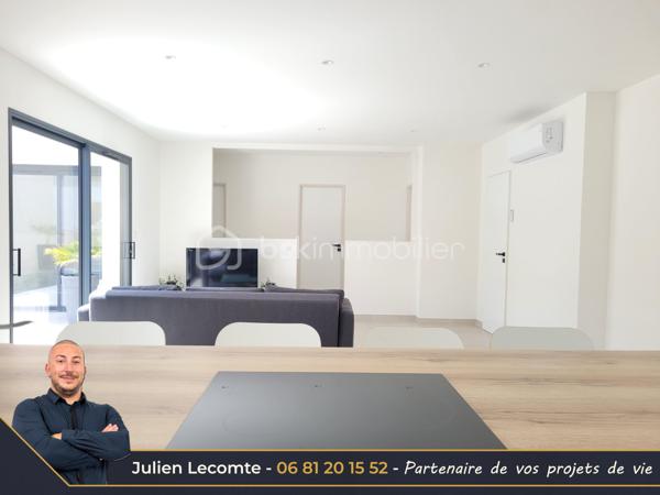 Magnifique villa moderne de 138m², 2 garages, sur terrain de 320m² dans un quartier récent bordant Valras-plage et situé à 800m de la mer.

Cette maison en étage propose de beaux volumes répartis en 2 appartements.
Au rez-de-chaussée une belle pièce de vie de 40m² avec cuisine ouverte et entièrement équipée, très lumineuse avec ses deux baies vitrées de 3m. Deux chambres de 11m² chacune, dont une avec un accès terrasse. Une belle salle d'eau avec double vasque et douche italienne (90x120) ainsi qu'un WC séparé et un cellier complètent ce niveau utilisé aujourd'hui en location saisonnière.

À l'étage, le deuxième appartement de 63m² propose une belle pièce de vie avec cuisine ouverte équipée pour une surface 41m². Les matériaux choisis sont chics et modernes. Vous profiterez d'une suite avec SDE privative (douche italienne 90x120 et vasque). Vous disposerez en plus d'une deuxième salle d'eau avec vasque, douche italienne (90x110) et WC suspendu. La suite possède un accès sur une terrasse de 20m² environ. Le salon quant à lui possède une terrasse de 12m². Sur cette terrasse, vous apercevrez un nouvel escalier qui vous mènera au super bonus de cette maison : un roof top de 50m² avec jacuzzi et vue panoramique à 360° sur la mer et la montagne !!!! Une vue aussi exceptionnelle qu'inattendue, de quoi provoquer le coup de cœur.

Les extérieurs sont très soignés et offrent de belles prestations avec une piscine au sel type Bali et son local très discret, une magnifique terrasse en partie couverte intimiste et sans vis-à-vis, des plantations méditerranéennes, gravier, gazon synthétique et un terrain de pétanque pour profiter des 300 jours de soleil du sud en famille ou entre amis.

Cette maison dispose également de deux garages. Le premier de 16m² est non communiquant avec la maison. Il est équipé d'une porte de service pour accéder au jardin, d'une porte sectionnelle motorisée et d'une borne de recharge pour voiture électrique. Le deuxième garage d'un peu plus de 18m² est isolé et offre, lui, des possibilités d'aménagement. Il communique avec la pièce de vie, dispose d'une fenêtre et toutes les arrivées et évacuation d'eau sont déjà prévues, laissant la possibilité de le transformer en suite parentale aisément et ainsi avoir une 3ème chambre au rez-de-chaussée. 

Bien qu'indépendant, les deux niveaux peuvent être réunis sans travaux pour une belle demeure familiale. Le propriétaire a pensé la maison pour faciliter la circulation et son évolution. À l'étage, il sera très facile de créer une chambre supplémentaire et un espace bureau/cocooning sans grande difficulté offrant ainsi un potentiel de 5 chambres et 4 salles d'eau dans la maison.

Cette maison offre également des prestations soignées avec des matériaux de qualité, du carrelage grande taille dans toute la maison, escalier béton carrelé, gardes corps intérieur et extérieur en verres, des menuiseries en alu avec des volets roulants électriques équipés d'un système domotique Delta Dore. Un système de climatisation réversible multi-splits est présent, chauffe-eau thermodynamique.

Maison construite en 2023, labellisée RE2020 et donc très économe en énergie. Elle dispose aussi de trois places de stationnement extérieur.

Idéale pour maison familiale, projet multigénérationnel ou locatif saisonnier.