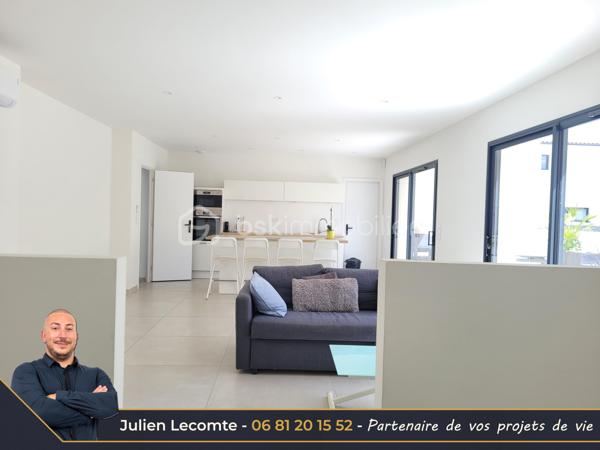 Magnifique villa moderne de 138m², 2 garages, sur terrain de 320m² dans un quartier récent bordant Valras-plage et situé à 800m de la mer.

Cette maison en étage propose de beaux volumes répartis en 2 appartements.
Au rez-de-chaussée une belle pièce de vie de 40m² avec cuisine ouverte et entièrement équipée, très lumineuse avec ses deux baies vitrées de 3m. Deux chambres de 11m² chacune, dont une avec un accès terrasse. Une belle salle d'eau avec double vasque et douche italienne (90x120) ainsi qu'un WC séparé et un cellier complètent ce niveau utilisé aujourd'hui en location saisonnière.

À l'étage, le deuxième appartement de 63m² propose une belle pièce de vie avec cuisine ouverte équipée pour une surface 41m². Les matériaux choisis sont chics et modernes. Vous profiterez d'une suite avec SDE privative (douche italienne 90x120 et vasque). Vous disposerez en plus d'une deuxième salle d'eau avec vasque, douche italienne (90x110) et WC suspendu. La suite possède un accès sur une terrasse de 20m² environ. Le salon quant à lui possède une terrasse de 12m². Sur cette terrasse, vous apercevrez un nouvel escalier qui vous mènera au super bonus de cette maison : un roof top de 50m² avec jacuzzi et vue panoramique à 360° sur la mer et la montagne !!!! Une vue aussi exceptionnelle qu'inattendue, de quoi provoquer le coup de cœur.

Les extérieurs sont très soignés et offrent de belles prestations avec une piscine au sel type Bali et son local très discret, une magnifique terrasse en partie couverte intimiste et sans vis-à-vis, des plantations méditerranéennes, gravier, gazon synthétique et un terrain de pétanque pour profiter des 300 jours de soleil du sud en famille ou entre amis.

Cette maison dispose également de deux garages. Le premier de 16m² est non communiquant avec la maison. Il est équipé d'une porte de service pour accéder au jardin, d'une porte sectionnelle motorisée et d'une borne de recharge pour voiture électrique. Le deuxième garage d'un peu plus de 18m² est isolé et offre, lui, des possibilités d'aménagement. Il communique avec la pièce de vie, dispose d'une fenêtre et toutes les arrivées et évacuation d'eau sont déjà prévues, laissant la possibilité de le transformer en suite parentale aisément et ainsi avoir une 3ème chambre au rez-de-chaussée. 

Bien qu'indépendant, les deux niveaux peuvent être réunis sans travaux pour une belle demeure familiale. Le propriétaire a pensé la maison pour faciliter la circulation et son évolution. À l'étage, il sera très facile de créer une chambre supplémentaire et un espace bureau/cocooning sans grande difficulté offrant ainsi un potentiel de 5 chambres et 4 salles d'eau dans la maison.

Cette maison offre également des prestations soignées avec des matériaux de qualité, du carrelage grande taille dans toute la maison, escalier béton carrelé, gardes corps intérieur et extérieur en verres, des menuiseries en alu avec des volets roulants électriques équipés d'un système domotique Delta Dore. Un système de climatisation réversible multi-splits est présent, chauffe-eau thermodynamique.

Maison construite en 2023, labellisée RE2020 et donc très économe en énergie. Elle dispose aussi de trois places de stationnement extérieur.

Idéale pour maison familiale, projet multigénérationnel ou locatif saisonnier.
